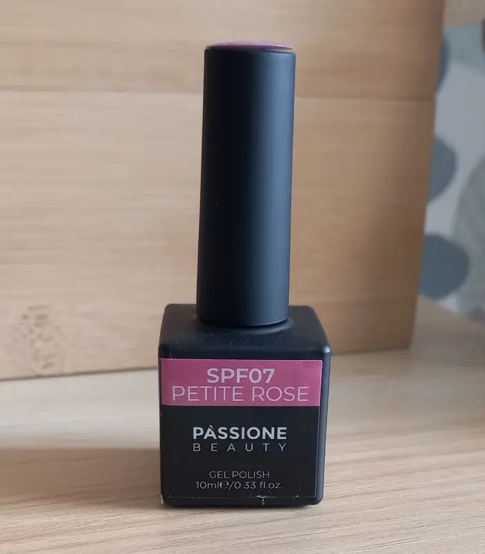 petite rose vernis pour ongle. M.E.A Studio Aura