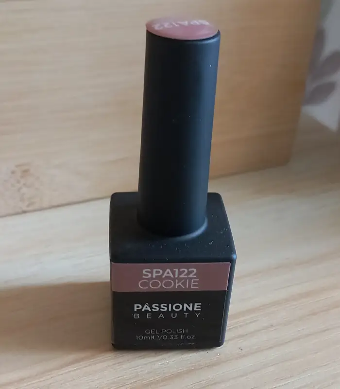 vernis de couleur marron