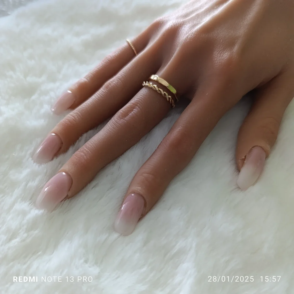 Babyboomer pour ongles. M.E.A Studio Aura