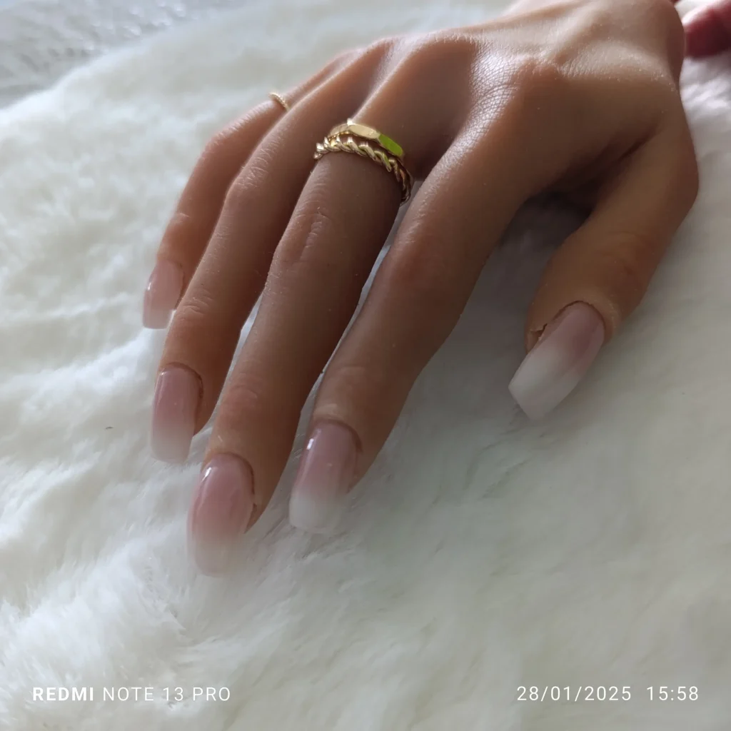 Babyboomer pour ongles. M.E.A Studio Aura