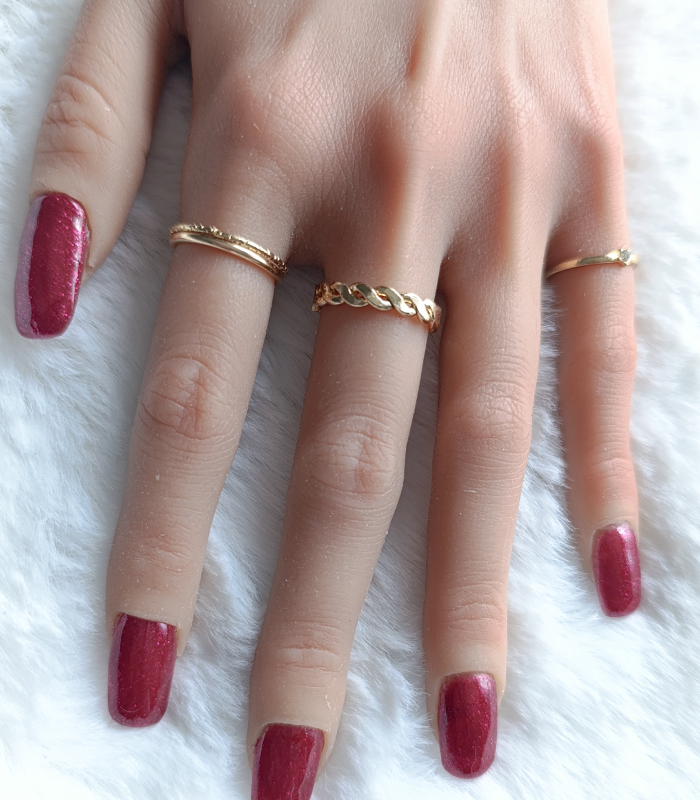Vernis semi permanent de couleur rouge. M.E.A Studio Aura