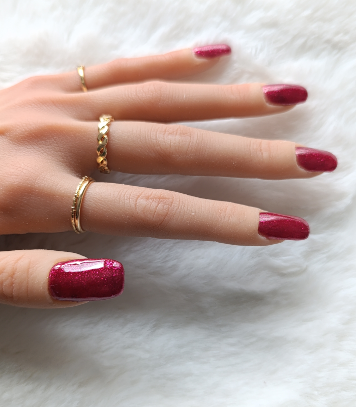 Vernis semi permanent de couleur rouge. M.E.A Studio Aura