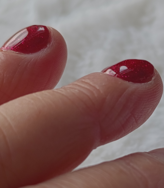 Vernis semi permanent de couleur rouge. M.E.A Studio Aura