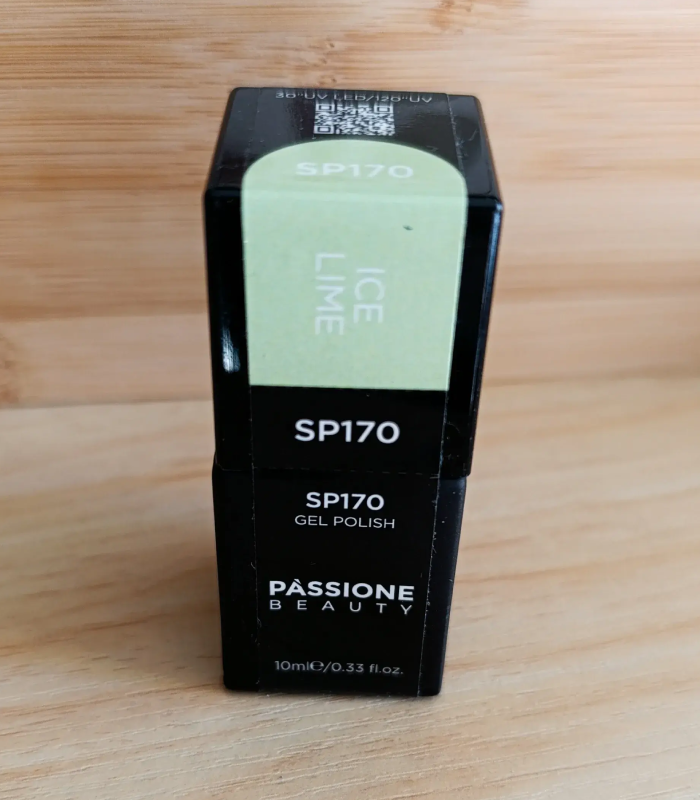 Vernis semi-permanent de couleur vert clair. M.E.A Studio Aura