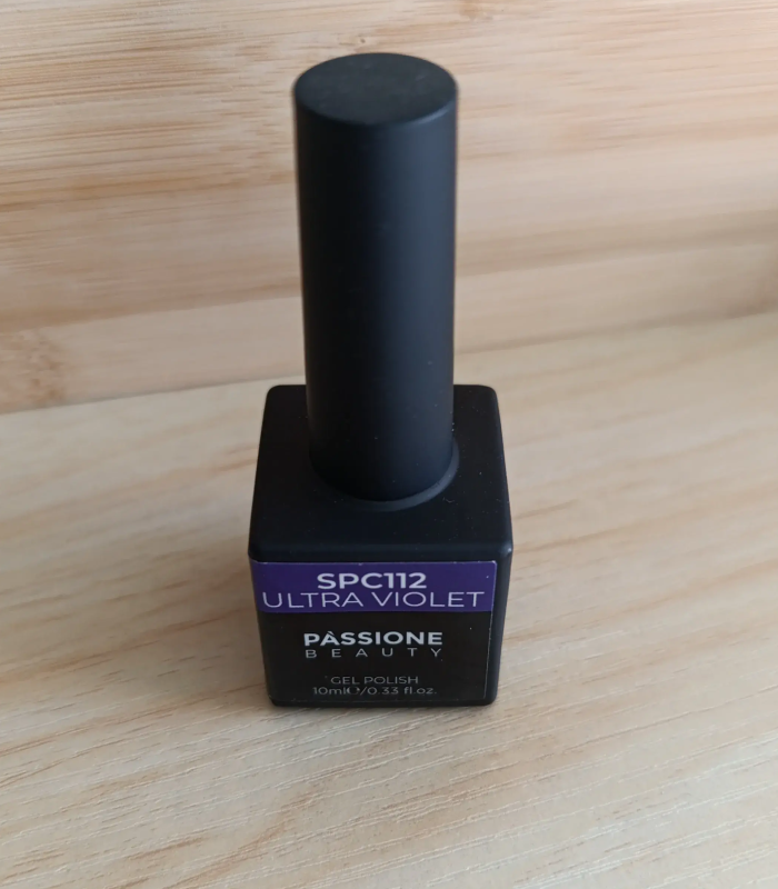 Vernis semi-permanent de couleur VIOLET. M.E.A Studio Aura