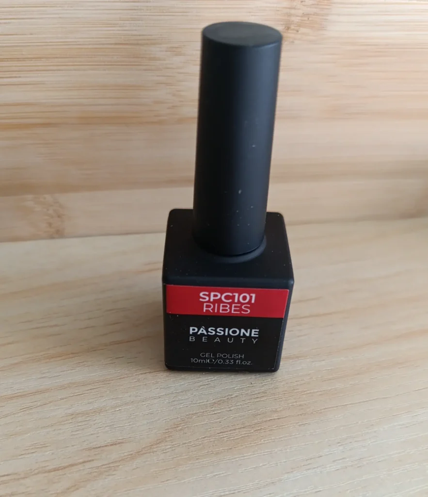 Vernis semi-permanent de couleur rouge. . M.E.A Studio Aura