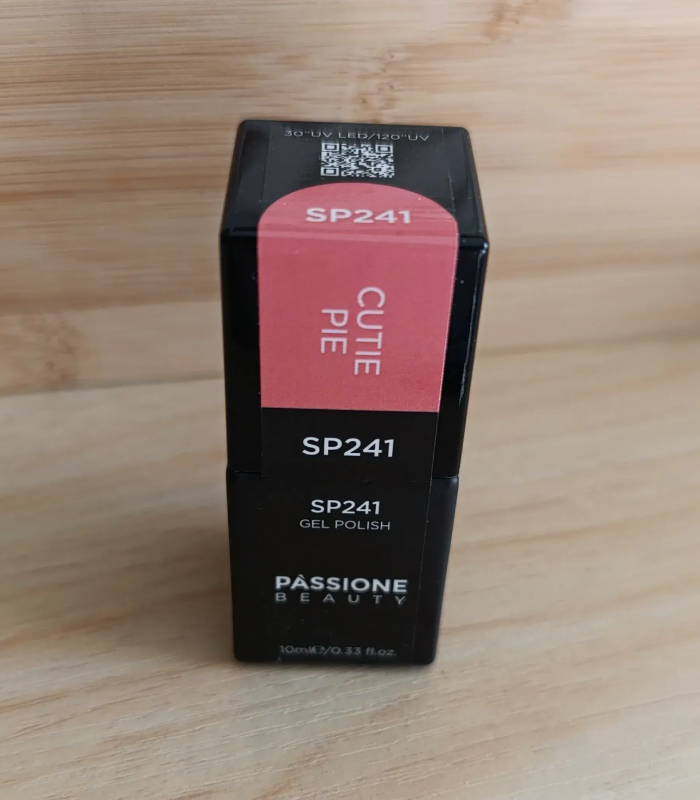 Vernis semi-permanent de couleur rose foncé . M.E.A Studio Aura
