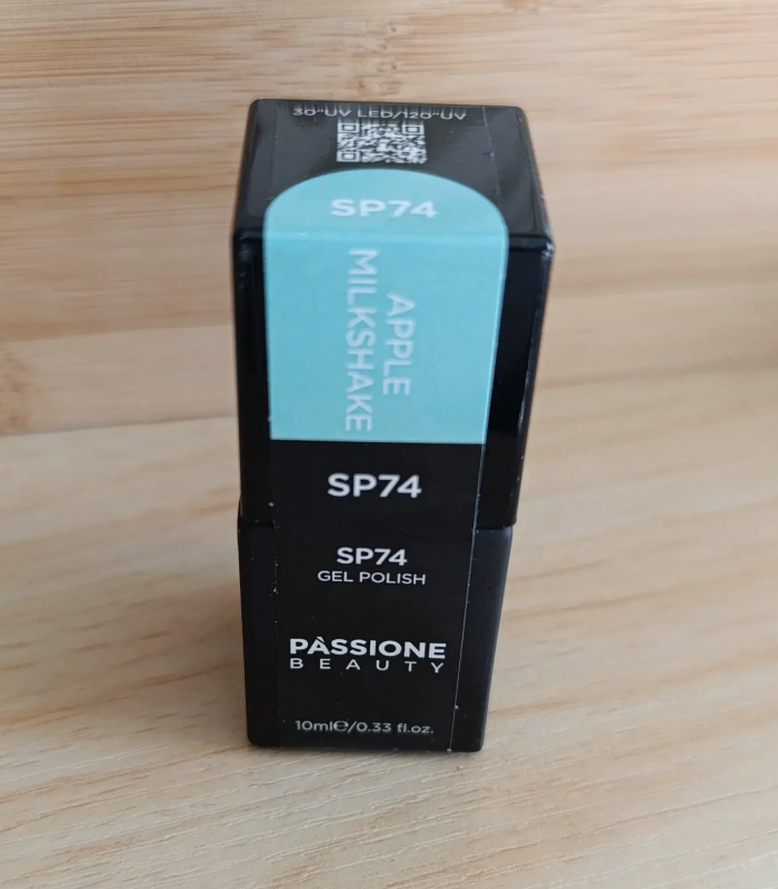 Vernis semi-permanent de couleur bleu clair . M.E.A Studio Aura