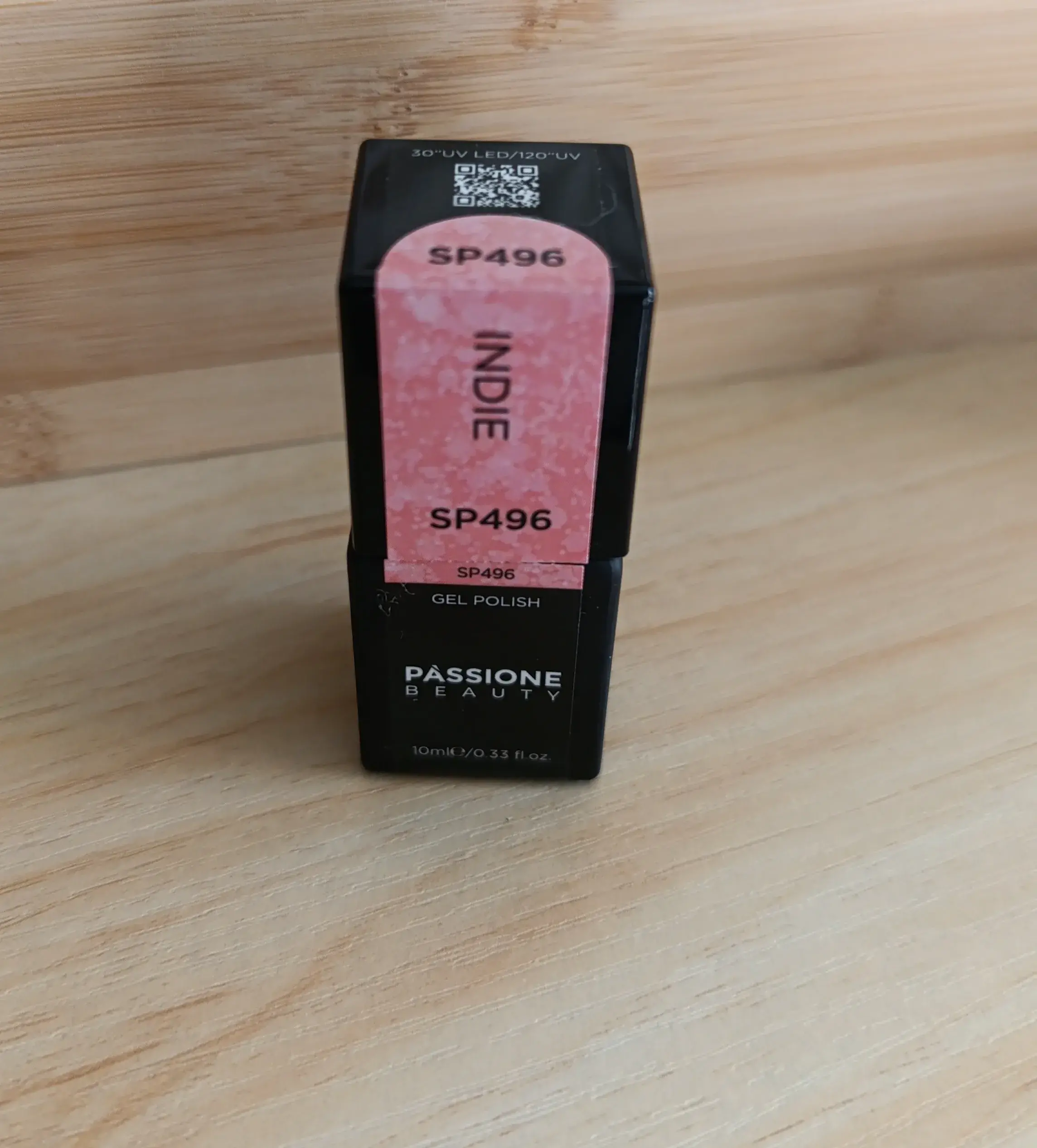 Vernis semi-permanent de couleur rose . M.E.A Studio Aura