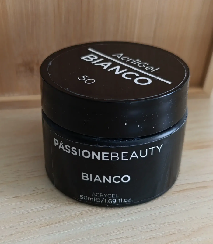 Gel pour ongle. Gel blanc pour babyboomer, ongles. M.E.A Studio Aura