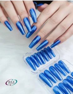 Press on nails bleu cat eyes.M.E.A Studio Aura