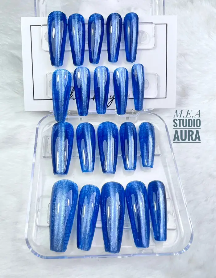 Press on nails bleu. M.E.A Studio Aura (2)