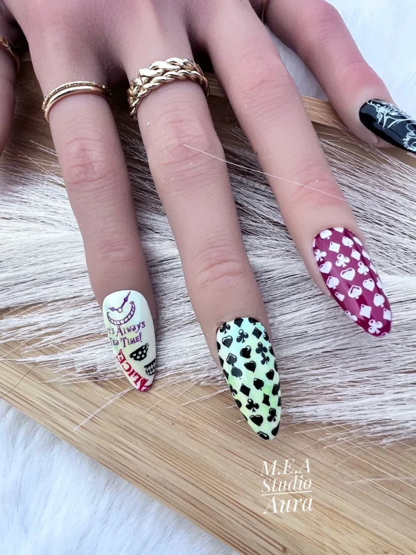 Faux ongles alice au pays des merveilles