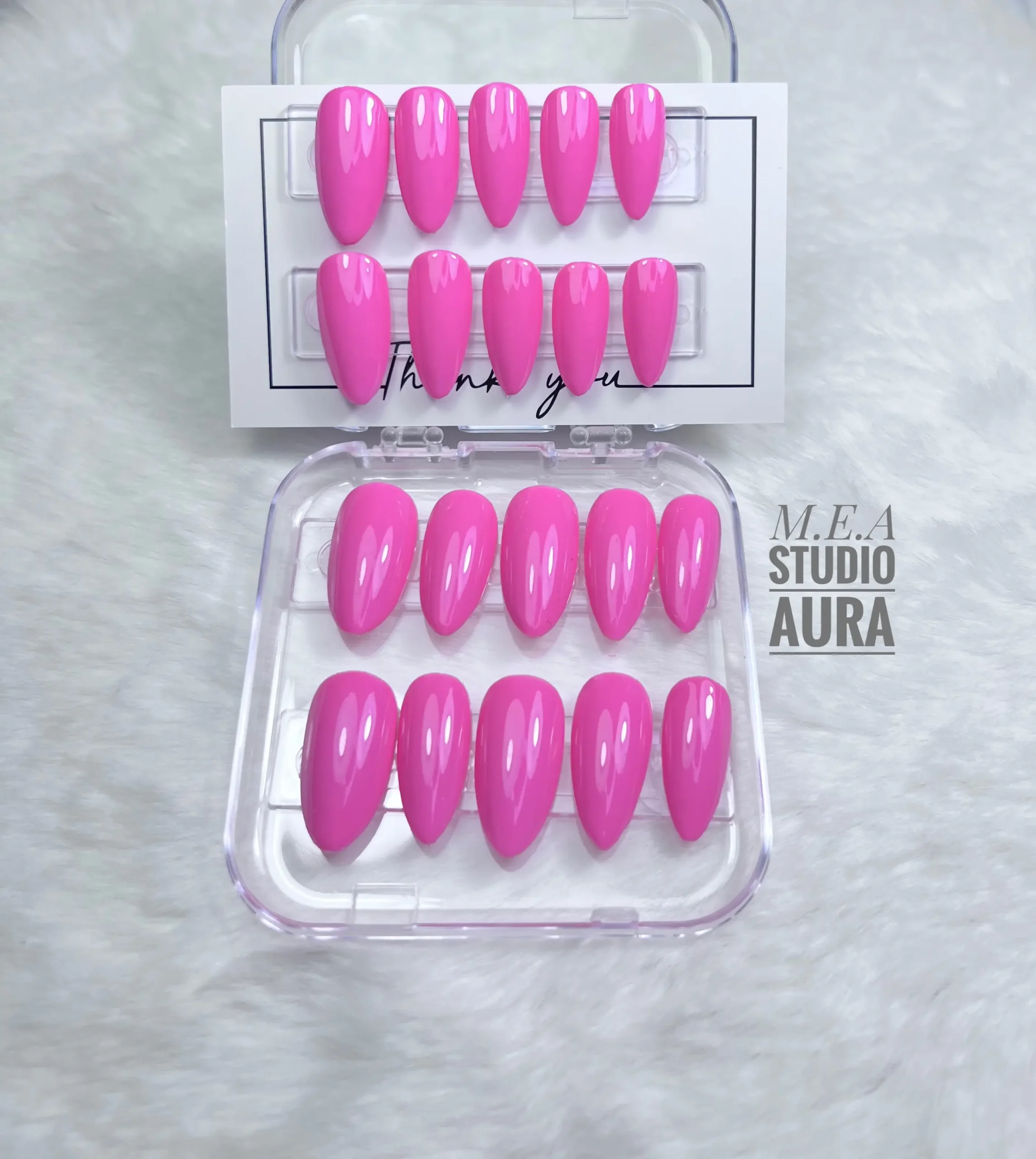 Press on nails uni de couleur rose. m.e.a studio aura (10)
