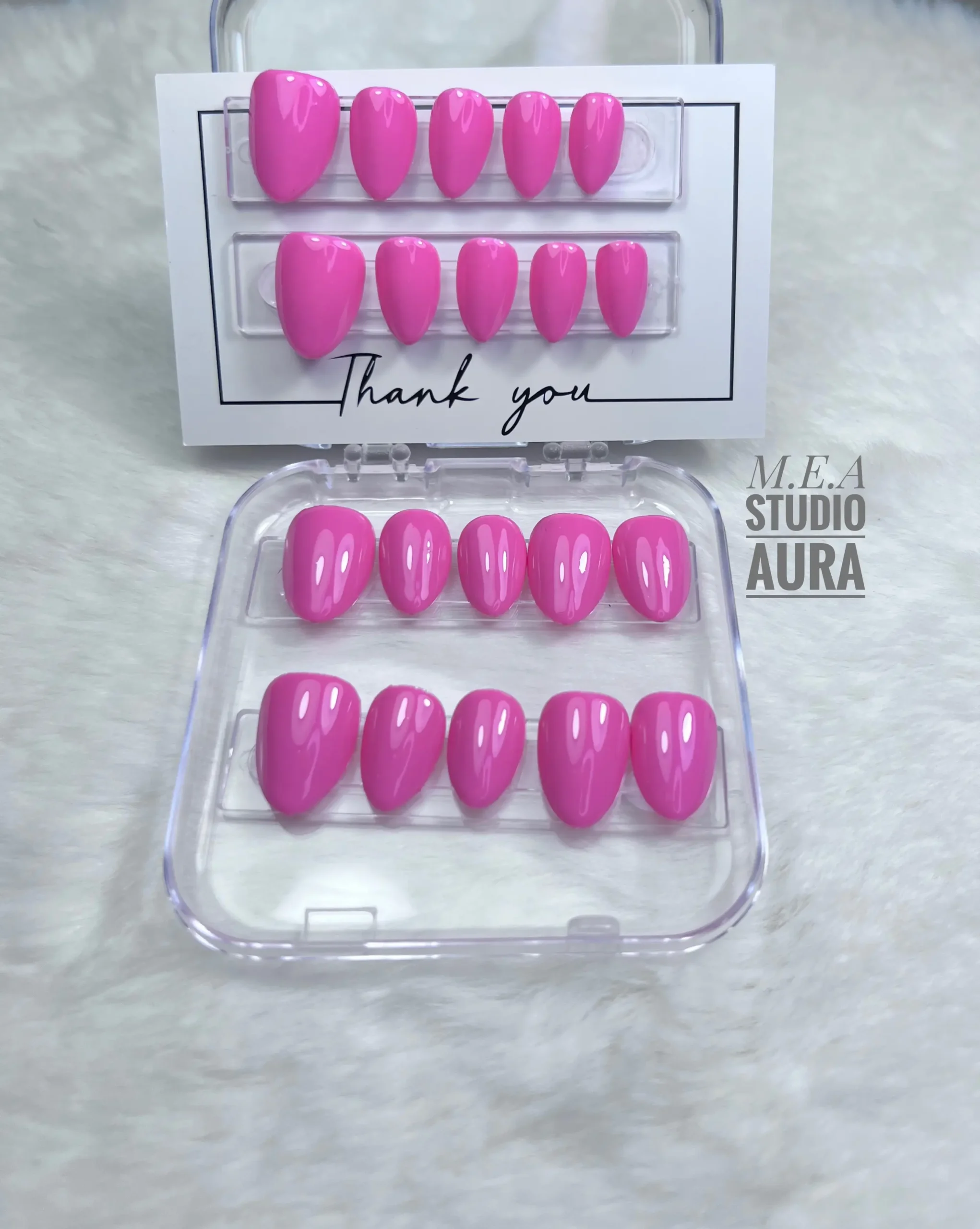 Press on nails uni de couleur rose. m.e.a studio aura (13)