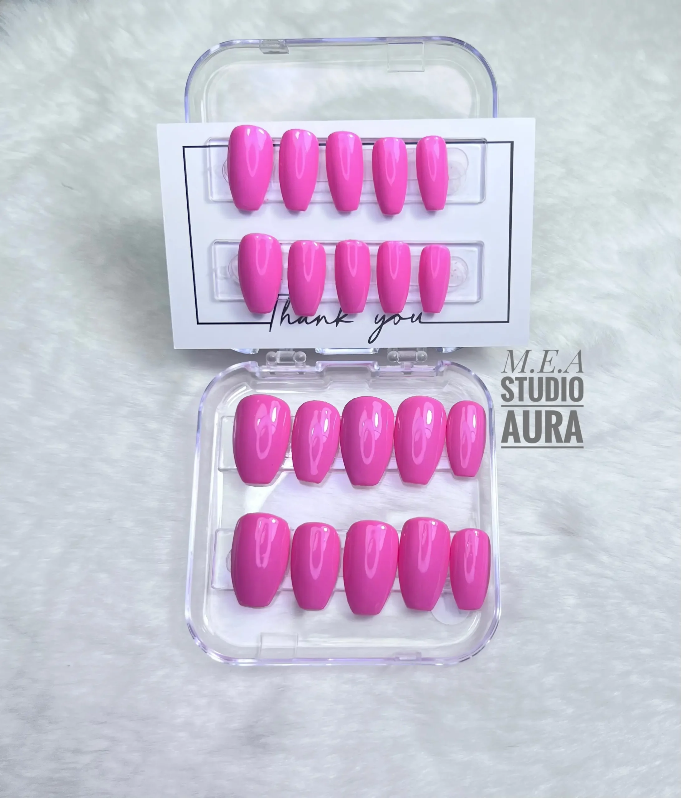 Press on nails uni de couleur rose. m.e.a studio aura (9)