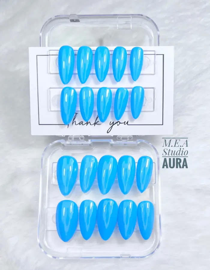 M.E.A. Studio aura; Press on nails bleu