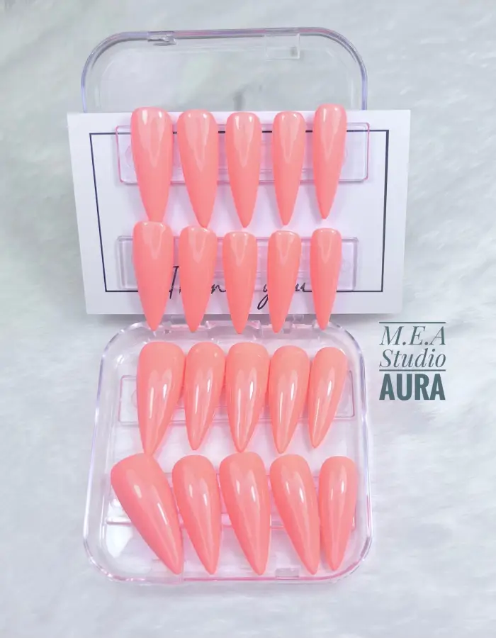 M.E.A. Studio aura; Press on nails corail