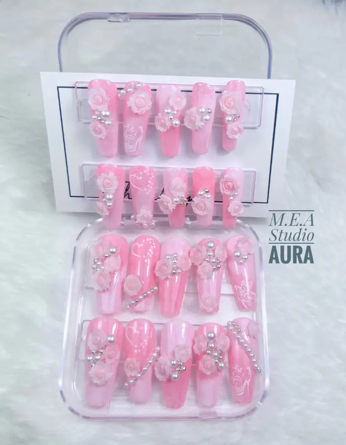 M.E.A. Studio aura; Press on nails rose . Press on nails mariage