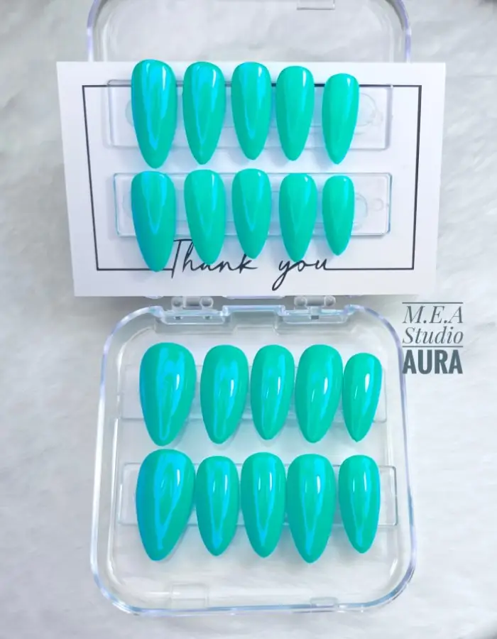 M.E.A. Studio aura; Press on nails vert