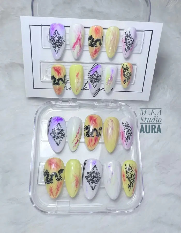 Pres on nails dragon, jaune et blanche. M.E.A.Studio Aura