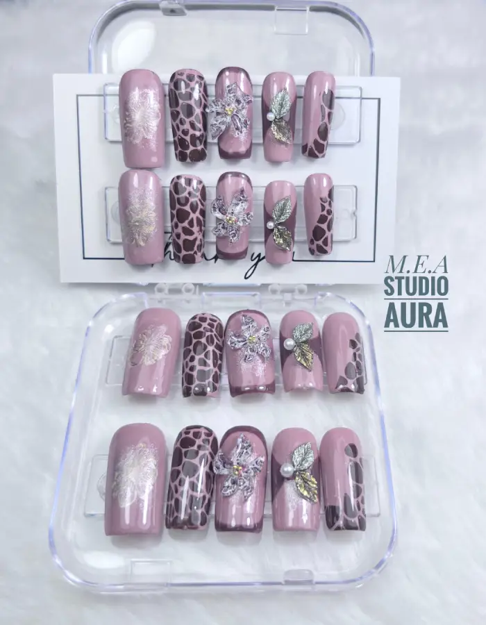Presss on nails de couleur marron.M.E.A Studio Aura