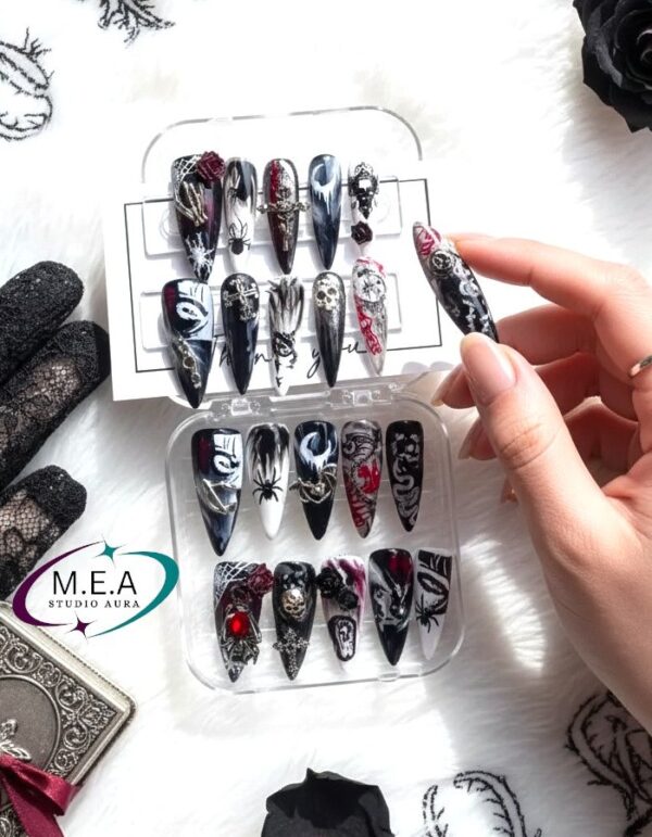 Nocturne Carmin – Gothique Noir & Blanc